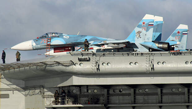 Самолеты Су-33 на борту тяжёлого авианесущего крейсера Адмирал Флота Советского Союза Кузнецов во время прохода авианосной группы Северного флота России через пролив Ла-Манш. Архивное фото
