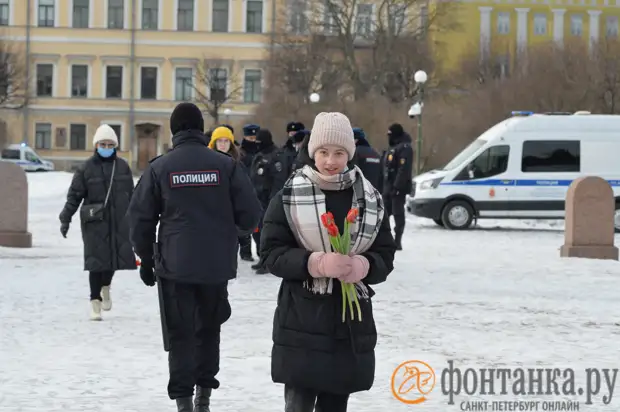 Петербурженки почтили борцов за мир у Вечного огня. И приобщили к этому полицейских