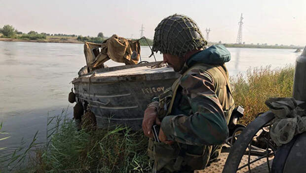 Боец сирийской армии во время подготовки к форсированию реки Ефрат в районе города Дейр-эз-Зор. 18 сентября 2017 Боец сирийской армии во время подготовки к форсированию реки Ефрат в районе города Дейр-эз-Зор. 18 сентября 2017