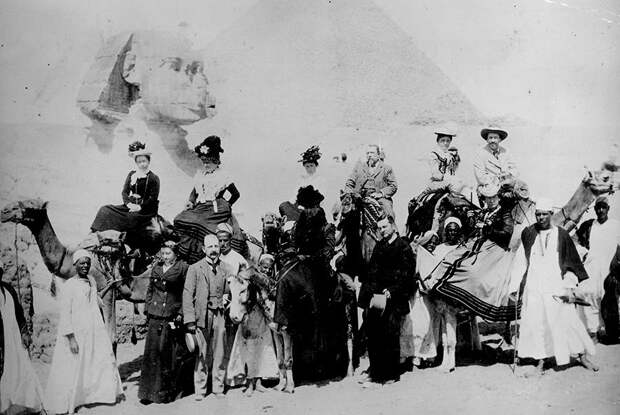 На фоне сфинкса в Гизе. Египет, 1880 год.
