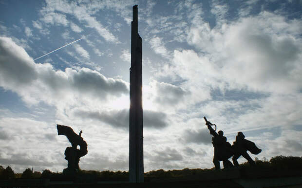 Рижская дума одобрила снос памятника советским солдатам