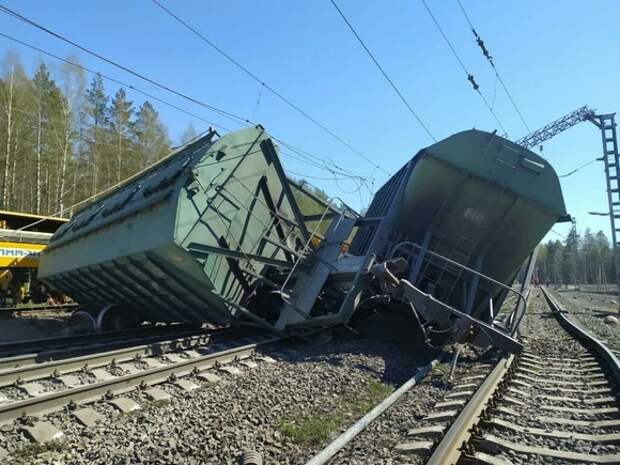 РЖД задержала пассажирские поезда из-за схода почти 20 вагонов в Карелии