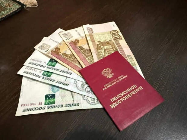 Майская пенсия придёт на полнедели раньше: кто успеет получить деньги до праздников