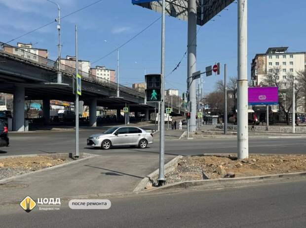 Виновник скрылся: во Владивостоке на перекрестке восстановили светофор после ДТП