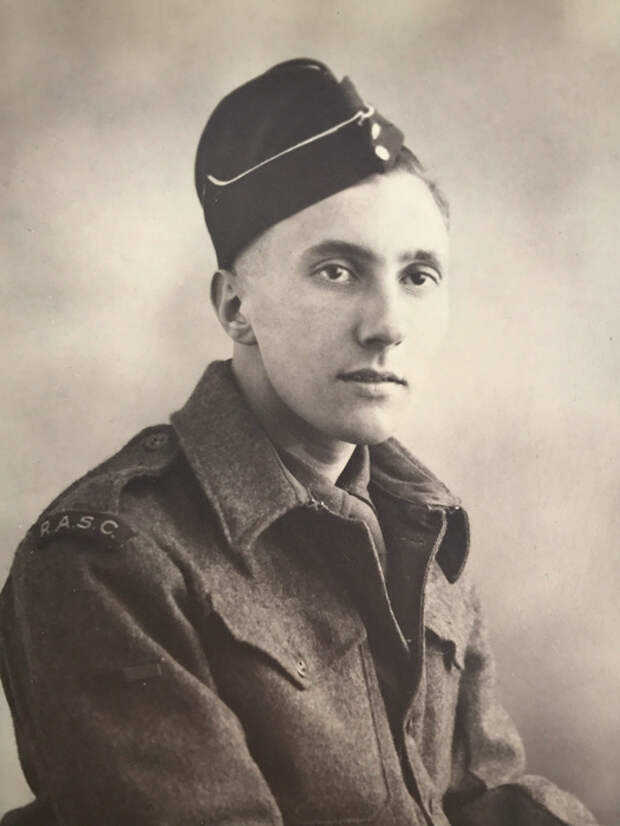Портрет Питера Дейвиса во время службы в армии.