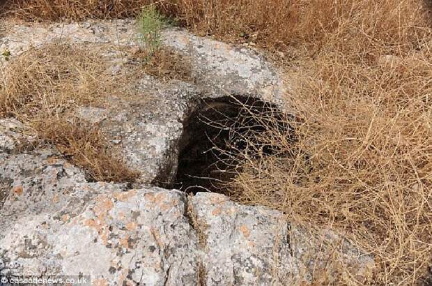 Пещера, в которой были зарыты свинцовые книги. В ней скрывались и древние христиане. 