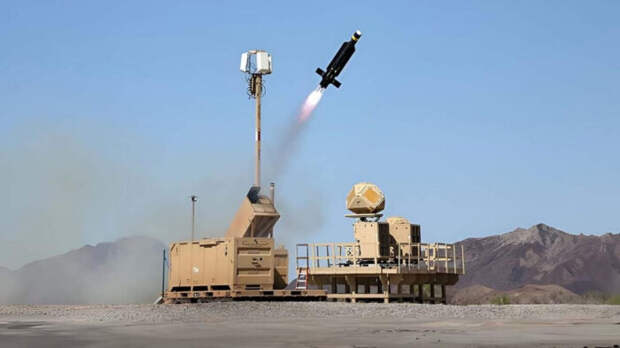 Комплекс FS-LIDS дивизиона ПВО многодоменной ОГ. Пусковая установка для БПЛА Coyote слева и РЛС Ku-диапазона Raytheon справа.