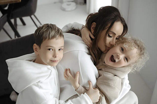 Айза Анохина с сыновьями
