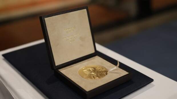 Венесуэлка Мачадо передарила Трампу свою Нобелевскую медаль. Мнения политологов