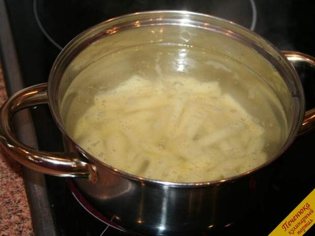 4) Как сварить овощной суп с мясными фрикадельками? В кастрюлю наливаем полтора литра воды. В кипящую воду закладываем нарезанный картофель. Как только вода с картофелем закипит, сразу же опускаем в воду наши мясные фрикадельки. Картофель с фрикадельками варится примерно 20-25 минут.