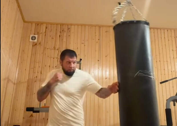 Александра Емельяненко засняли на детском мастер-классе по ММА