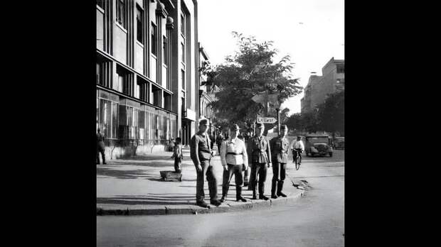 Сталино. Оккупация. Итальянцы около гастронома Москва. https://t.me/webmoney_dn/311740Video: Клип