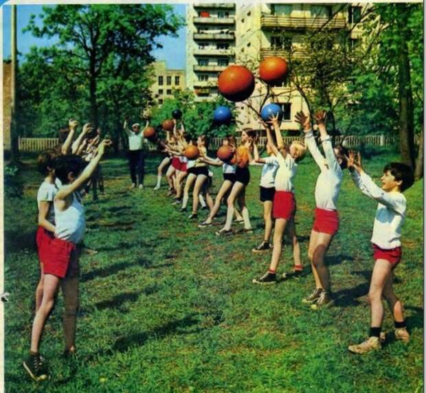 Урок физкультуры в одной из московских школ. 