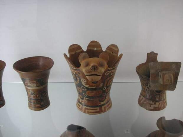 Древняя керамика из Тиуанако в этнологическом музее, Берлин-Далем.