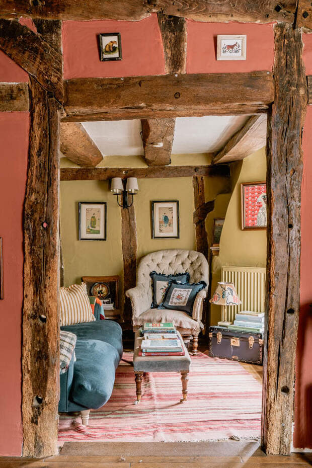 Очаровательная комната с деревянными балками украшена красочным полосатым ковром, а стены окрашены в цвет «Пимлико Грин».