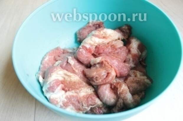 И зальём им мясо, перемешаем, посолим, поперчим,  поставим пока в сторонку. А тем временем сварим яйца.
