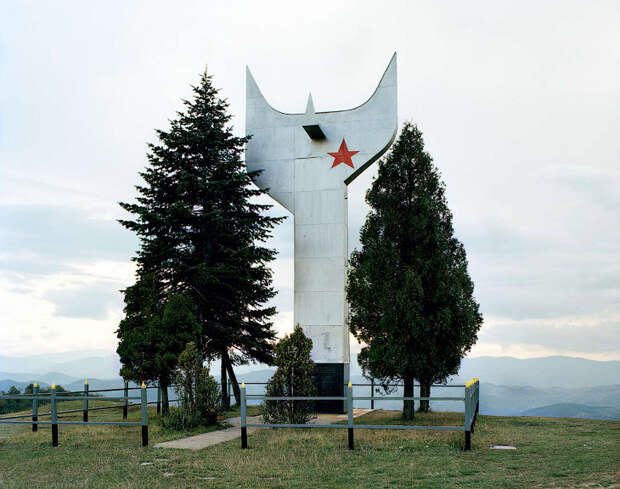 Этот памятник построен в 1968 году. Он посвящен павшим бойцам партизанского отряда Зеница — анти-фашистского движения сопротивления