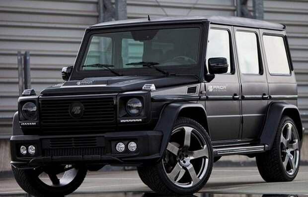 Автомобиль Mercedes-Benz G-класс.