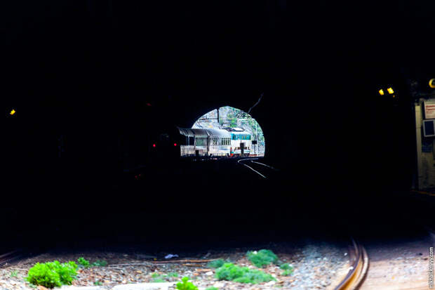 4. Вид в тоннель со станции Риомаджоре (Riomaggiore). Видно следующую станцию — Манарола (Manarola).
