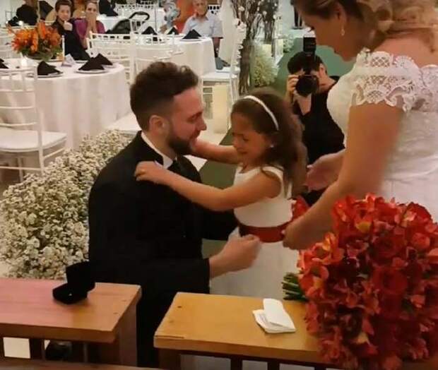Жених попросил 6-летнюю падчерицу стать его дочерью на всю жизнь (видео)