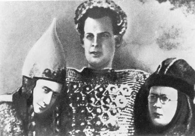 Во время съемок фильма АЛЕКСАНДР НЕВСКИЙ. Сергей Эйзенштейн (в центре), Сергей Прокофьев (справа) и Эдуард Тиссе (слева) в костюмах 13 века Во время съемок фильма АЛЕКСАНДР НЕВСКИЙ. Сергей Эйзенштейн (в центре), Сергей Прокофьев (справа) и Эдуард Тиссе (слева) в костюмах 13 века