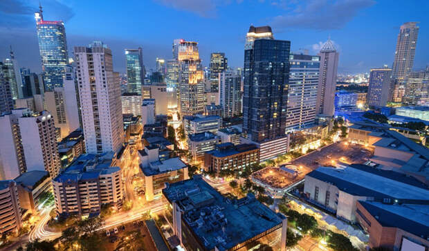 Город Манила является столицей Филиппин. Город расположен на берегу залива, на острове Лусон.