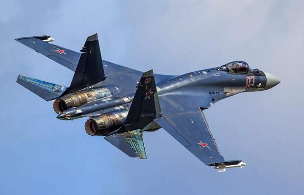 Российские СУ-35 знамениты пролетом вплотную к различным летательным аппаратам недружественных стран