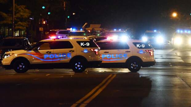 В США автомобиль въехал в толпу на праздничном параде