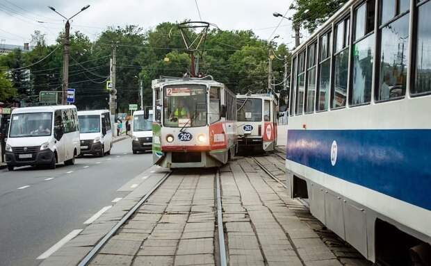 По Петропавловскому мосту в Смоленске может передвигаться по одному трамваю