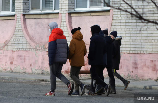 Виды города. Курган, подростки, каникулы, пацаны, парни, школьники
