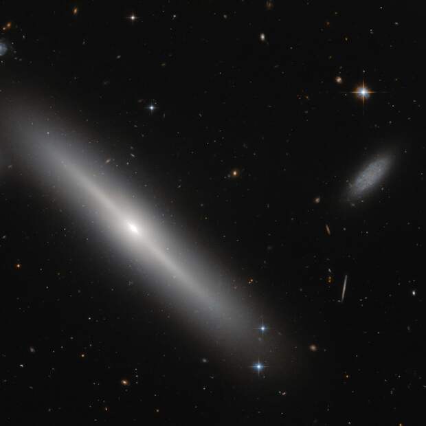 20. Небольшие звездные скопления двигаются по орбите линзовидной галактики NGC 5308. "Небольшие" - понятие относительное: в каждом таком скоплении - сотни тысяч звезд (NASA / ESA / Hubble) наука, научные исследования, научные открытия, фотографии