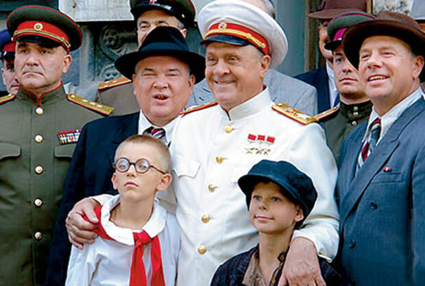 Владимир МЕНЬШОВ первый раз сыграл роль ЖУКОВА в 1992 году в фильме «Генерал», второй - в сериале «Ликвидация» (на фото он в центре)