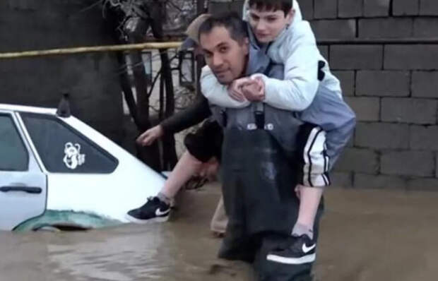 Улицы под водой и тысячи эвакуированных: как Дагестан переживает наводнение