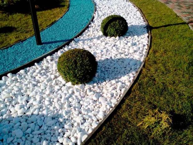 Отличная идея использования белой гальки в ландшафтном дизайне садового участка.