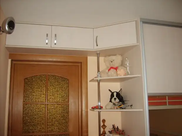 Навесной шкаф над дверью. Антресоль навесная настенная. Антресоль в прихожей под потолком. Навесные антресоли для комнаты. Антресоль с полками.