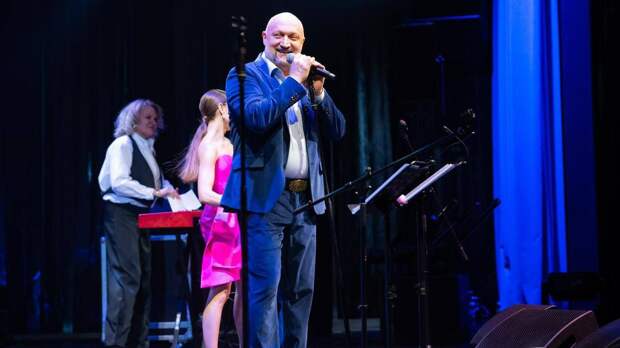 Гоша Куценко попил из Байкала