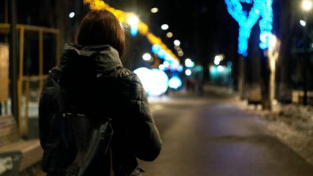 "Догнал со спины и начал душить". Неизвестный мужчина напал на женщину в Барнауле