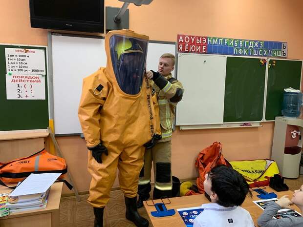 В день гражданской обороны Огнеборцы ЮАО сыграли со школьниками в игру «Внимание всем»!
