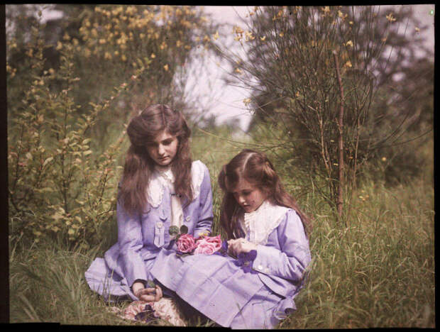 Сестры сидят в саду с букетом роз, 1911 год.