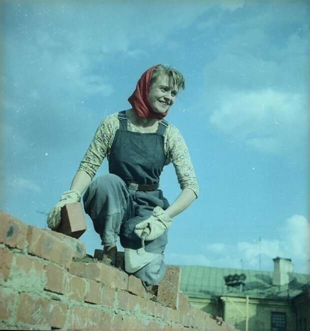 Сидящая девушка-каменщица с мастерком Всеволод Тарасевич, 1960-е, г. Москва, МАММ/МДФ.