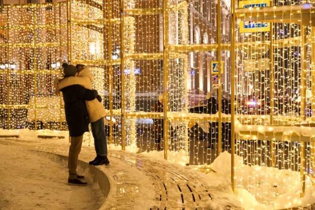 Новогоднее настроение россиянам дарит ёлка и премия на работе — опрос