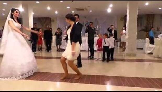 Картинки по запросу На свадьбе девушка танцует лезгинку!