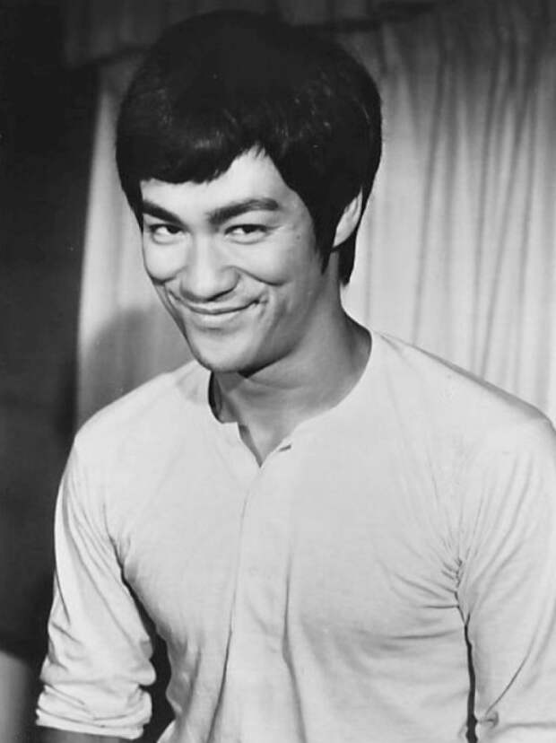 Брюс Ли. 20 июля 1973 актер работал в Гонконге над фильмом "Игра смерти", когда внезапно упал в павильоне киностудии Голден Харвест.  история, факты