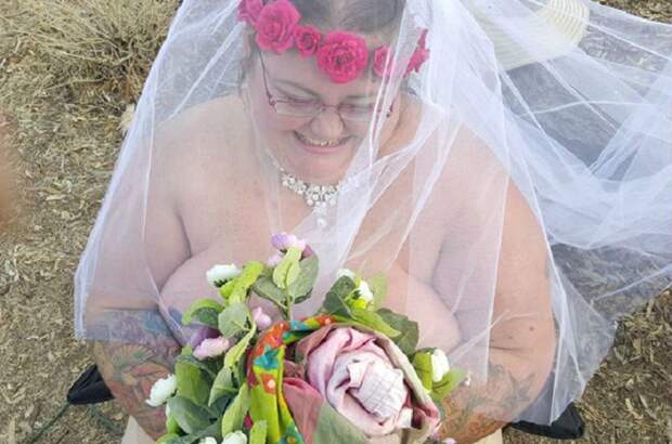 168-килограммовая невеста не нашла подходящего платья и пришла на свадьбу в одной фате
