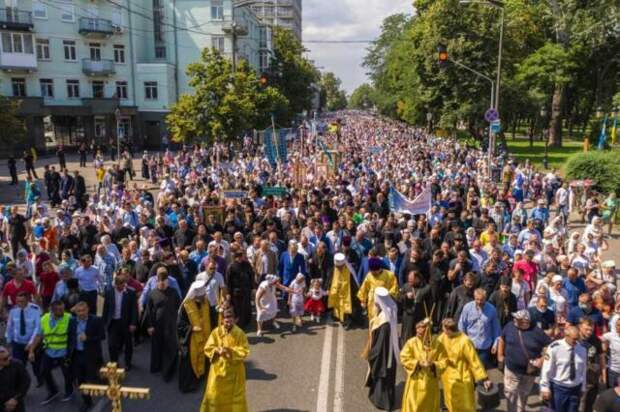 Сила веры: сотни тысяч православных прошли крестным ходом по Киеву