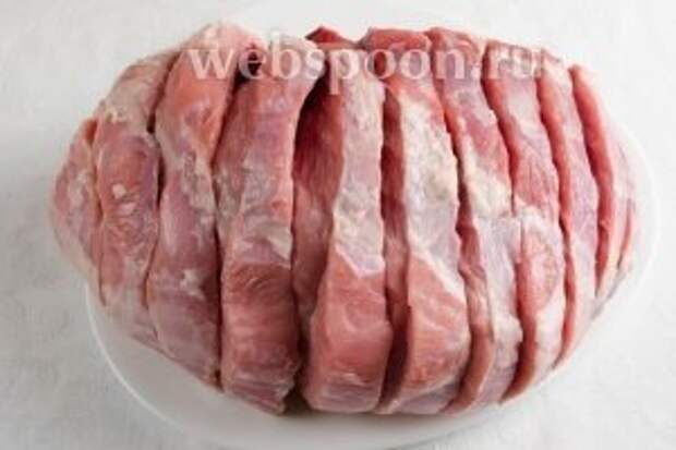 Мясо вымыть, обсушить льняной салфеткой. Положить в морозильную камеру на 30-60 минут. Слегка подмороженное мясо будет легче надрезать ломтиками, не дорезая до края. 