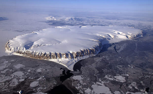 Гренландия Крупнейший остров мира остается и самым не исследованным островом. Ледовый щит покрывает 81% Гренландии, максимально затрудняя задачу исследователей. Кроме того, погодные условия здесь вполне соответствуют обстановке: сильный ветер, частые снежные бури и постоянный мороз. Название острову явно выбирали второпях.