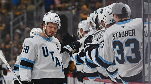 Победный гол Сергачёва помог «Юте» уверенно обыграть «Ванкувер» в НХЛ