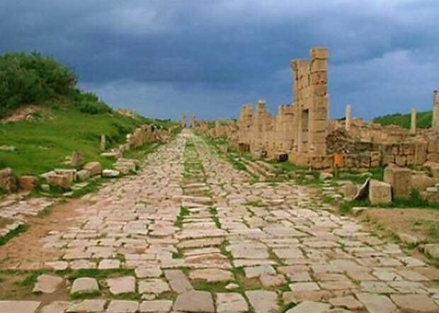 Древнеримская дорога в Лептис-Магна, Ливия.