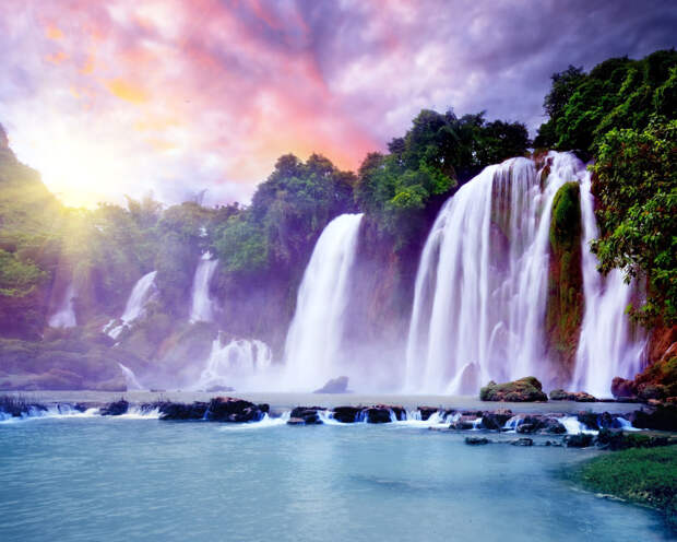 Водопад Detian Banyue Китай Вьетнам. Каякам здесь не место. Самые причудливые и величественные водопады планеты. Фото с сайта NewPix.ru